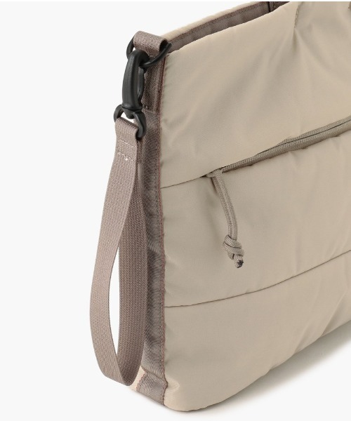 BRIEFING（ブリーフィング）の「CROSSCUT CLUTCH BAG/クロスカットクラッチバッグ（クラッチバッグ・レディース・ブラック/グレイッシュベージュ・FREE）」の10枚目の写真