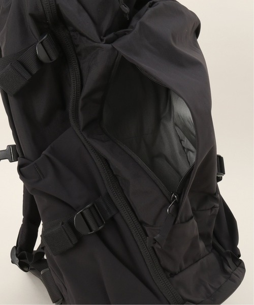 JOURNAL STANDARD(ジャーナルスタンダード)の「【EVERGOODS/エバーグッズ】マウンテン パネルローダー 30L(バックパック/リュック・メンズ・ブラック・FREE)」の19枚目の写真