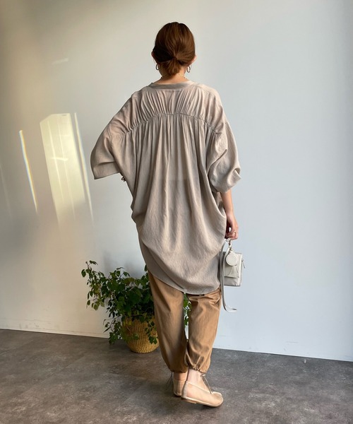 DouDou(ドゥドゥ)の「袖リブバックギャザーシャツ(シャツ/ブラウス・レディース・ブラック/オフホワイト/ピンク/ベージュ/パープル・FREE)」の10枚目の写真