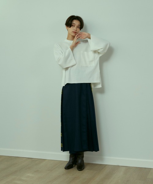 INED(イネド)の「ハイツイストコットンTシャツライクニット(ニット/セーター・レディース・ネイビー/オフホワイト/サックスブルー/キャメル・9号/7号)」の13枚目の写真