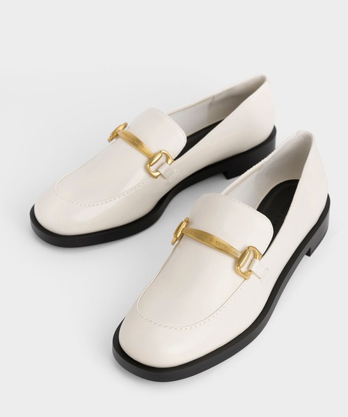 CHARLES & KEITH(チャールズ & キース)の「メタリックアクセント ローファー(ローファー・レディース・ブラック/ダークブラウン/オフホワイト・23cm/23.5cm/24.5cm/25cm/25.5cm/22.5cm)」の4枚目の写真