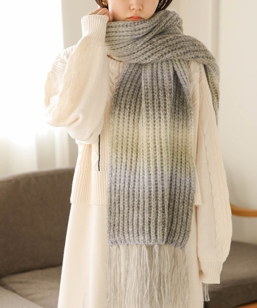 Bab(バブ)の「グラデーションニットボリュームマフラー(マフラー・レディース・ベージュ/グレー/ブルー・FREE)」の2枚目の写真