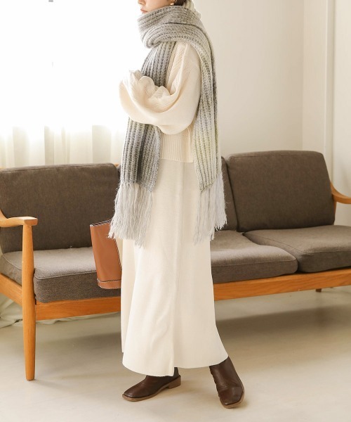 Bab(バブ)の「グラデーションニットボリュームマフラー(マフラー・レディース・ベージュ/グレー/ブルー・FREE)」の11枚目の写真