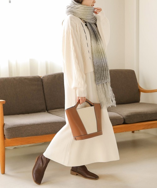 Bab(バブ)の「グラデーションニットボリュームマフラー(マフラー・レディース・ベージュ/グレー/ブルー・FREE)」の12枚目の写真