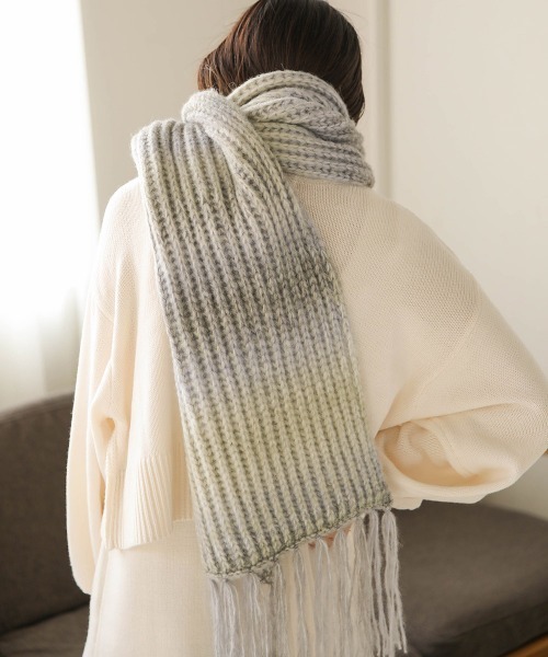 Bab(バブ)の「グラデーションニットボリュームマフラー(マフラー・レディース・ベージュ/グレー/ブルー・FREE)」の13枚目の写真