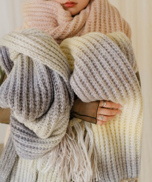 Bab(バブ)の「グラデーションニットボリュームマフラー(マフラー・レディース・ベージュ/グレー/ブルー・FREE)」の21枚目の写真