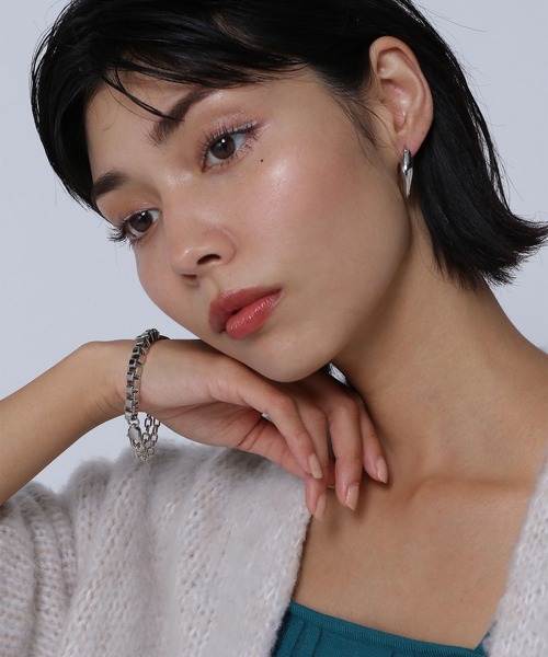 PAGEBOY(ページボーイ)の「WEB限定アイテム / チャンキーフープピアス(ピアス(両耳用)・レディース・シルバー/ゴールド・FREE)」の5枚目の写真