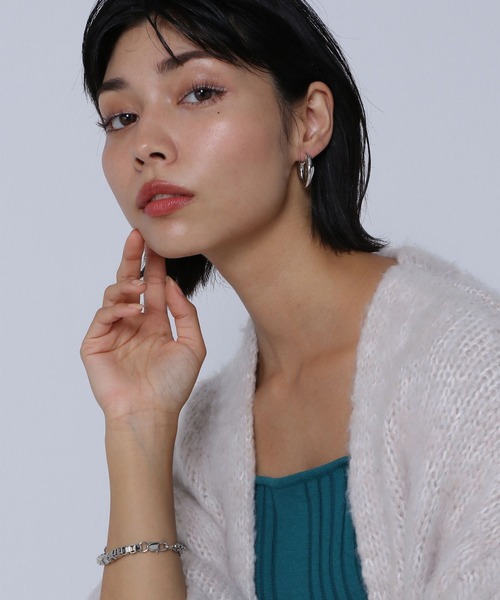 PAGEBOY(ページボーイ)の「WEB限定アイテム / チャンキーフープピアス(ピアス(両耳用)・レディース・シルバー/ゴールド・FREE)」の6枚目の写真