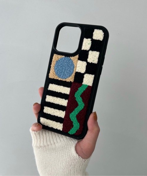 SANSeLF（サンセルフ）の「モコモコiPhoneケース【SANSeLF】smc22a001（スマホケース/カバー・レディース・アイボリー/マルチ・P/I/O/Q/T/V/U/W/X/Y/Z/iPhone 15 Plus/iPhone 15 Pro/iPhone 15/iPhone 15 Pro Max）」の2枚目の写真