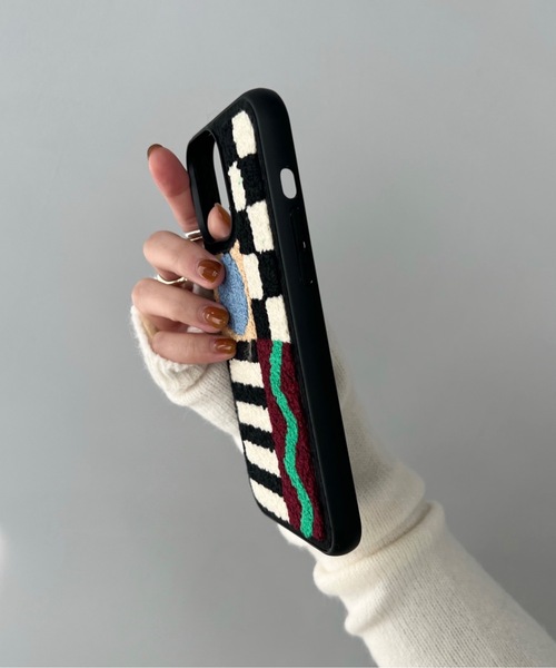 SANSeLF（サンセルフ）の「モコモコiPhoneケース【SANSeLF】smc22a001（スマホケース/カバー・レディース・アイボリー/マルチ・P/I/O/Q/T/V/U/W/X/Y/Z/iPhone 15 Plus/iPhone 15 Pro/iPhone 15/iPhone 15 Pro Max）」の4枚目の写真