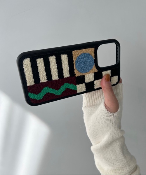 SANSeLF（サンセルフ）の「モコモコiPhoneケース【SANSeLF】smc22a001（スマホケース/カバー・レディース・アイボリー/マルチ・P/I/O/Q/T/V/U/W/X/Y/Z/iPhone 15 Plus/iPhone 15 Pro/iPhone 15/iPhone 15 Pro Max）」の6枚目の写真