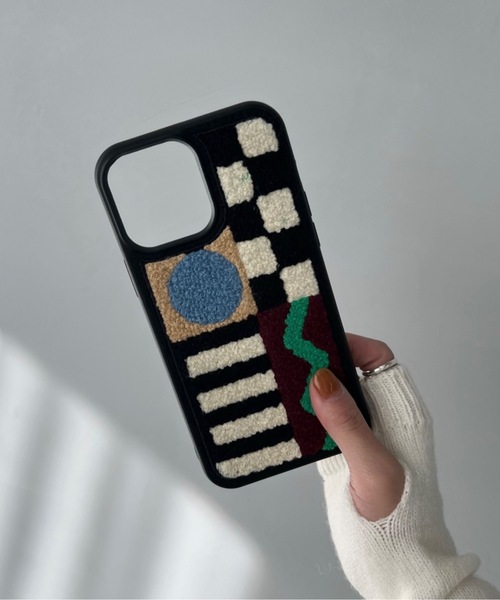 SANSeLF（サンセルフ）の「モコモコiPhoneケース【SANSeLF】smc22a001（スマホケース/カバー・レディース・アイボリー/マルチ・P/I/O/Q/T/V/U/W/X/Y/Z/iPhone 15 Plus/iPhone 15 Pro/iPhone 15/iPhone 15 Pro Max）」の7枚目の写真