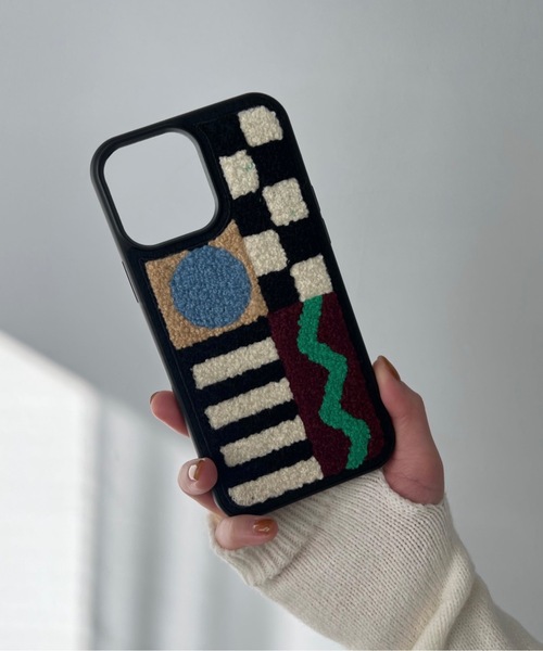 SANSeLF（サンセルフ）の「モコモコiPhoneケース【SANSeLF】smc22a001（スマホケース/カバー・レディース・アイボリー/マルチ・P/I/O/Q/T/V/U/W/X/Y/Z/iPhone 15 Plus/iPhone 15 Pro/iPhone 15/iPhone 15 Pro Max）」の10枚目の写真