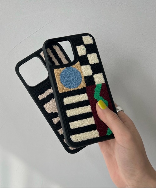 SANSeLF（サンセルフ）の「モコモコiPhoneケース【SANSeLF】smc22a001（スマホケース/カバー・レディース・アイボリー/マルチ・P/I/O/Q/T/V/U/W/X/Y/Z/iPhone 15 Plus/iPhone 15 Pro/iPhone 15/iPhone 15 Pro Max）」の8枚目の写真