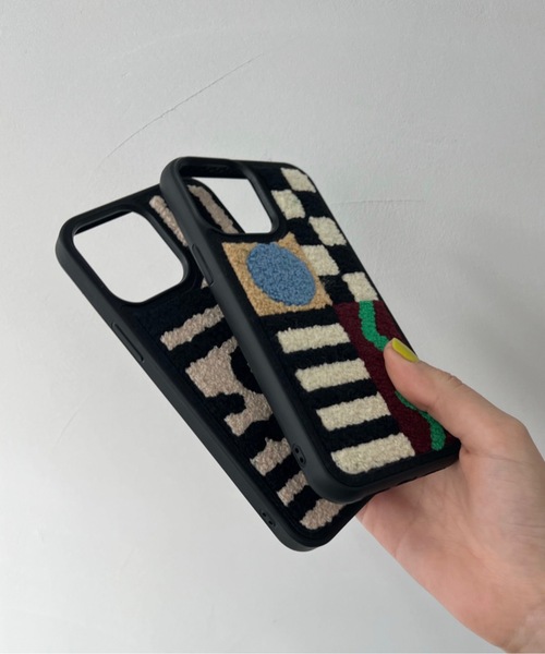 SANSeLF（サンセルフ）の「モコモコiPhoneケース【SANSeLF】smc22a001（スマホケース/カバー・レディース・アイボリー/マルチ・P/I/O/Q/T/V/U/W/X/Y/Z/iPhone 15 Plus/iPhone 15 Pro/iPhone 15/iPhone 15 Pro Max）」の11枚目の写真