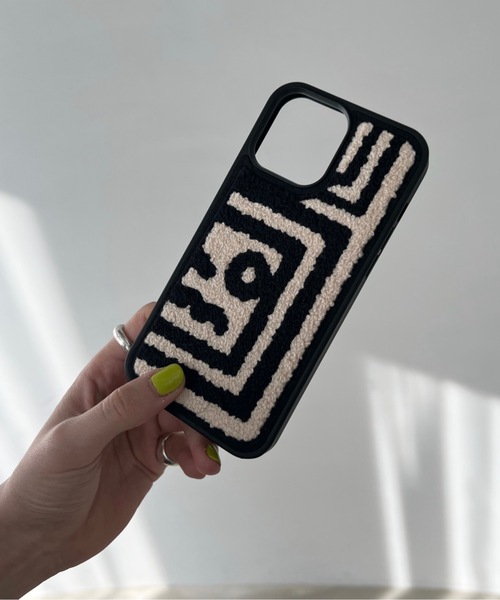 SANSeLF（サンセルフ）の「モコモコiPhoneケース【SANSeLF】smc22a001（スマホケース/カバー・レディース・アイボリー/マルチ・P/I/O/Q/T/V/U/W/X/Y/Z/iPhone 15 Plus/iPhone 15 Pro/iPhone 15/iPhone 15 Pro Max）」の3枚目の写真