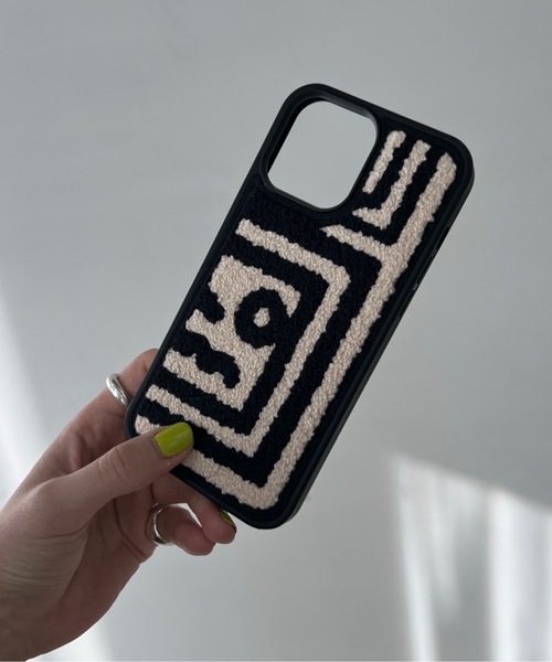 SANSeLF（サンセルフ）の「モコモコiPhoneケース【SANSeLF】smc22a001（スマホケース/カバー・レディース・アイボリー/マルチ・P/I/O/Q/T/V/U/W/X/Y/Z/iPhone 15 Plus/iPhone 15 Pro/iPhone 15/iPhone 15 Pro Max）」の12枚目の写真