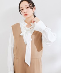 【洗える】フリルネックシャーリングブラウス