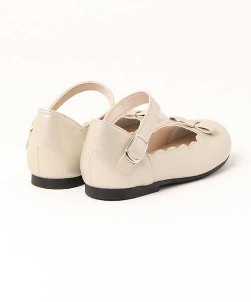 Tartine et Chocolat（タルティーヌエショコラ）の「Tartine et Chocolat/日本製 リボンスカラップシューズ (17~20cm)（ドレスシューズ・キッズ・ベージュ/ネイビー・20/18/19/17）」の13枚目の写真