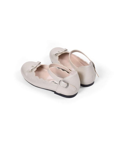 Tartine et Chocolat（タルティーヌエショコラ）の「Tartine et Chocolat/日本製 リボンスカラップシューズ (17~20cm)（ドレスシューズ・キッズ・ベージュ/ネイビー・20/18/19/17）」の6枚目の写真