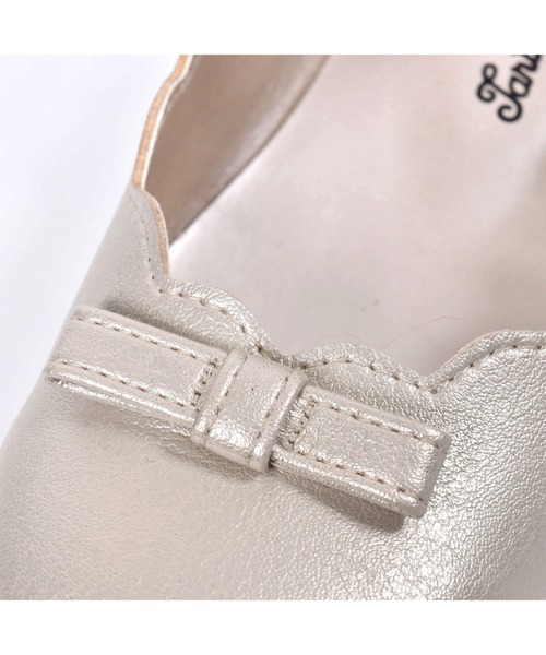 Tartine et Chocolat（タルティーヌエショコラ）の「Tartine et Chocolat/日本製 リボンスカラップシューズ (17~20cm)（ドレスシューズ・キッズ・ベージュ/ネイビー・20/18/19/17）」の4枚目の写真