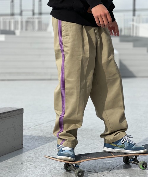 Dickies(ディッキーズ)の「【Dickies】SIDE LINE PLEATED WIDE PANT(チノパンツ・メンズ・オレンジ/ブルー/ブラック/ダークグリーン/カーキ・MEDIUM/LARGE/SMALL/X-LARGE)」の3枚目の写真