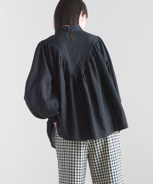 terrace(テラス)の「デコルテギャザーブラウス(シャツ/ブラウス・レディース・カーキ/ブラック・MEDIUM)」の2枚目の写真