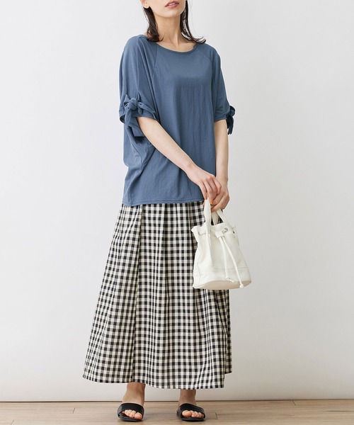 Viola e Viola（ヴィオラエヴィオラ）の「ひんやり冷感袖リボントップス（Tシャツ/カットソー・レディース・チャコールグレー/グレイッシュブルー/ダークオレンジ・L/M/LL/3L）」の5枚目の写真