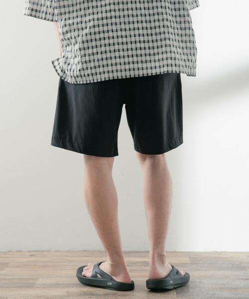 ITEMS URBANRESEARCH（アイテムズ アーバンリサーチ）の「シルキーナイロン 多機能 ショートパンツ（その他パンツ・メンズ・ネイビー/ブラック/チャコールグレー・MEDIUM/LARGE）」の21枚目の写真