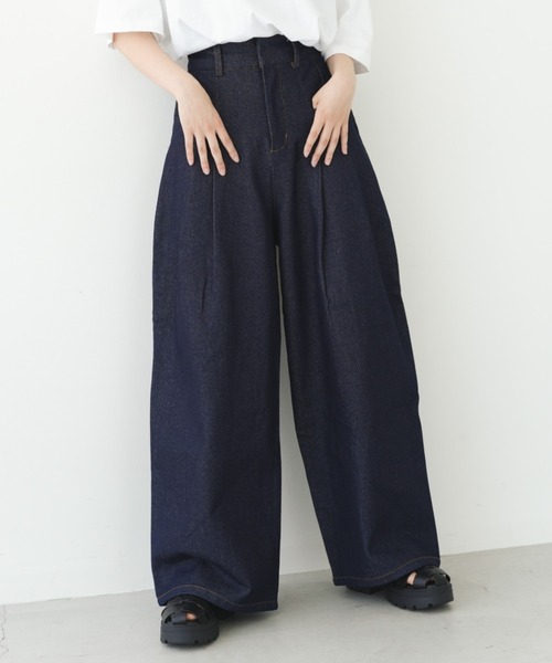 IROHANI(イロハニ)の「バルーンデニムパンツ(デニムパンツ・レディース・ブラック/ネイビー・FREE)」の1枚目の写真