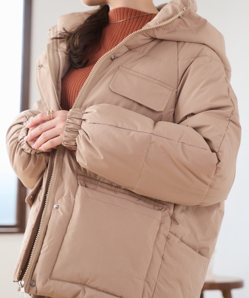 ベージュ フード付きダウンジャケット（J103） Ada.（エイダ）の「フード付きダウンジャケット（ダウンジャケット