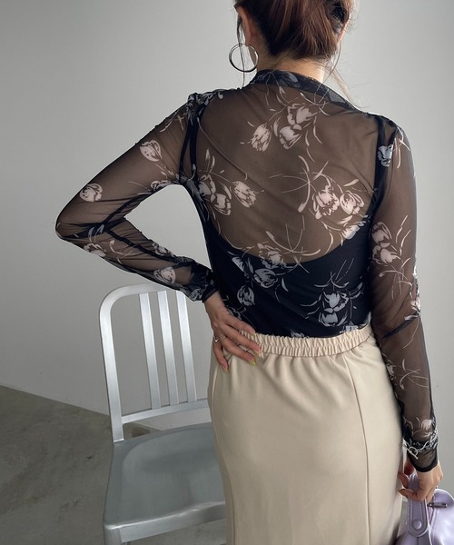 210nouve（トゥージュヌーブ）の「花柄シアーボトルネックプルオーバー