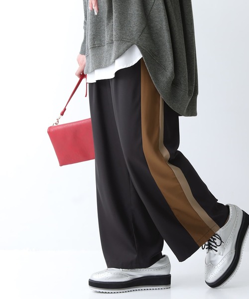 osharewalker(オシャレウォーカー)の「『マットサテン配色ストレートワイドパンツ』(その他パンツ・レディース・カーキ/ブラック・1/2)」の8枚目の写真