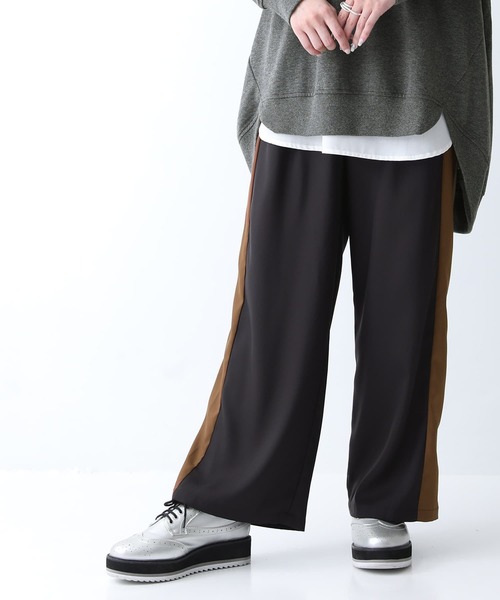osharewalker(オシャレウォーカー)の「『マットサテン配色ストレートワイドパンツ』(その他パンツ・レディース・カーキ/ブラック・1/2)」の7枚目の写真