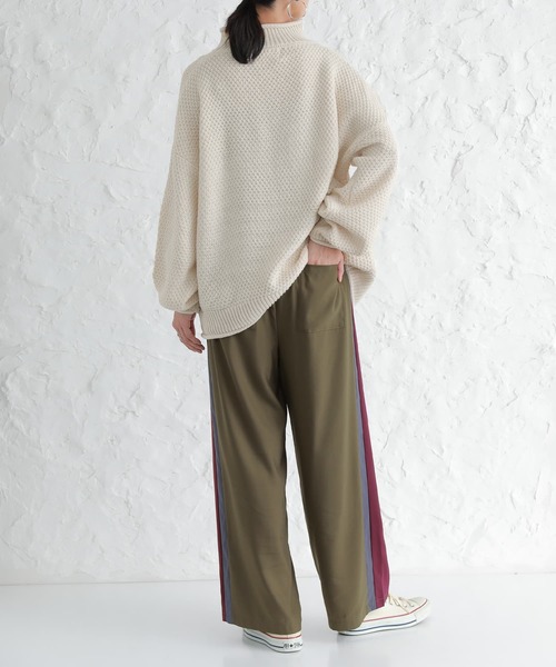 osharewalker(オシャレウォーカー)の「『マットサテン配色ストレートワイドパンツ』(その他パンツ・レディース・カーキ/ブラック・1/2)」の5枚目の写真