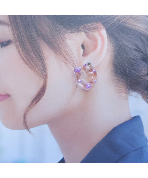 tone（トーン）の「【R】うねうねクリア×フラワーイヤリング(MA)（イヤリング・レディース・パープル・FREE）」の5枚目の写真