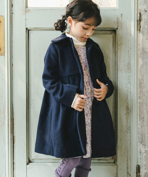 BeBe(ベベ)の「タックフレアラウンドカラーコート(100~150cm)(ステンカラーコート・キッズ・グレー/ネイビー・150cm/140cm/130cm/110cm/120cm)」の4枚目の写真