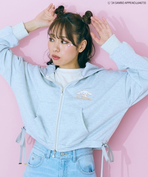 marun(マルン)の「<大きいサイズ> シナモロールクロップド丈パーカー marun(パーカー・レディース・ホワイト/グレー・L/LL/3L/4L/5L)」の2枚目の写真