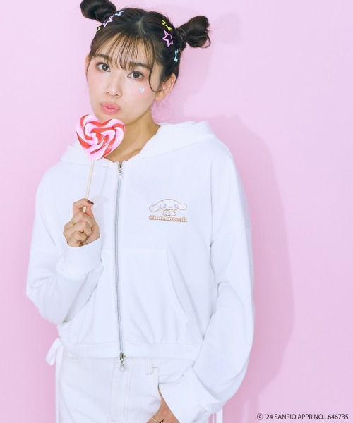 marun(マルン)の「<大きいサイズ> シナモロールクロップド丈パーカー marun(パーカー・レディース・ホワイト/グレー・L/LL/3L/4L/5L)」の1枚目の写真