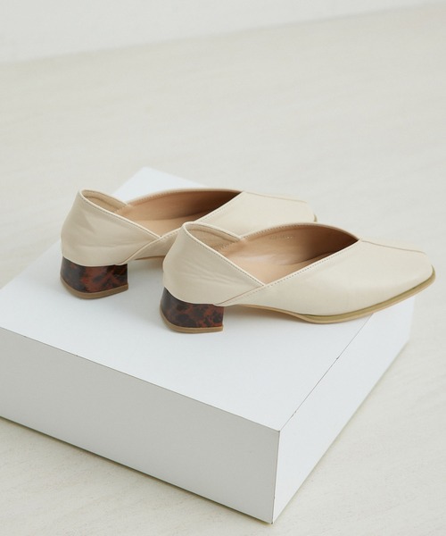 ROPE' PICNIC(ロペピクニック)の「【新色追加】スクエアトゥセンターシーム甲深バブーシュ(パンプス・レディース・ベージュ/ブラック/キナリ/ゴールド/ブラック系その他・23.0cm/24.5cm/23.5cm/25.0cm/24.0cm)」の2枚目の写真