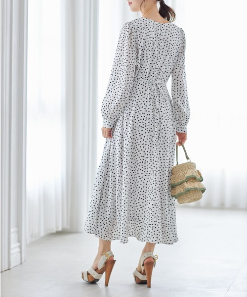 tocco closet（トッコ　クローゼット）の「ウエストりぼん付きハートドットプリントVネックワンピース（ワンピース・レディース・ネイビー/オフホワイト・M）」の7枚目の写真