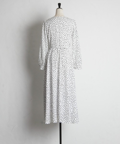 tocco closet（トッコ　クローゼット）の「ウエストりぼん付きハートドットプリントVネックワンピース（ワンピース・レディース・ネイビー/オフホワイト・M）」の17枚目の写真