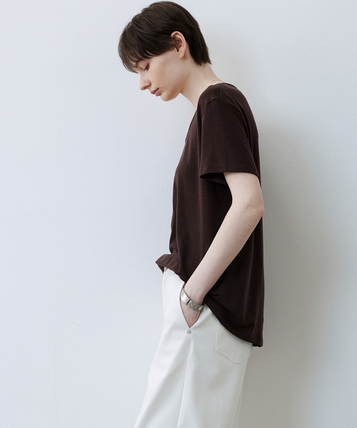 tageechita（タジチタ）の「【tageechita】ニュアンスドレープ ソフトUネックTシャツ（Tシャツ/カットソー・レディース・ブラウン/ライトグレー・S/M/L）」の22枚目の写真
