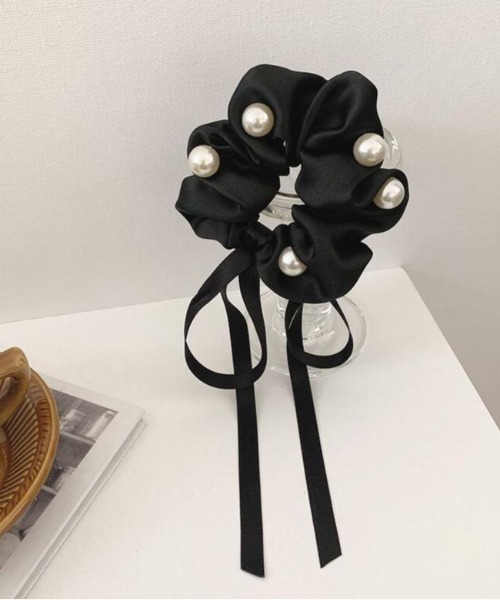 VIBGYOR Women（ヴィブジョー　ウィメン）の「【resonance】パール ブラック リボン シュシュ（シュシュ・レディース・ブラック・FREE）」の3枚目の写真