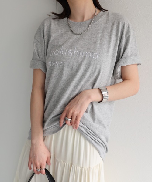 グレー 半袖Tシャツ 刺繍ロゴ sakishimatokyo(サキシマトーキョー)の「sakishimatokyo 立体