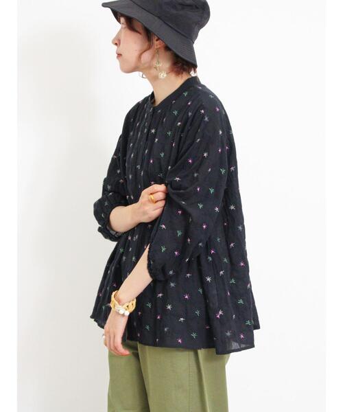 Samansa Mos2（サマンサ モスモス）の「小花総刺繍バンドカラーブラウス（シャツ/ブラウス・レディース・オフホワイト/ブラック/キナリ/ミント/ブラウン・F）」の4枚目の写真