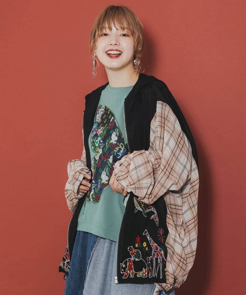 ScoLar（スカラー）の「142725：花アニマル行進刺繍 チェック柄