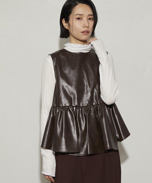 Firsthand（ファーストハンド）の「Firsthand/ファーストハンド フェイクレザー2WAYギャザートップス / ノースリーブ（ベスト・レディース・ブラウン/ブラック・ﾌﾘ-）」の2枚目の写真