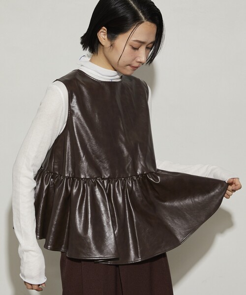Firsthand（ファーストハンド）の「Firsthand/ファーストハンド フェイクレザー2WAYギャザートップス / ノースリーブ（ベスト・レディース・ブラウン/ブラック・ﾌﾘ-）」の19枚目の写真