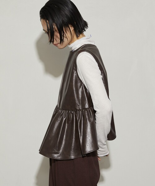 Firsthand（ファーストハンド）の「Firsthand/ファーストハンド フェイクレザー2WAYギャザートップス / ノースリーブ（ベスト・レディース・ブラウン/ブラック・ﾌﾘ-）」の21枚目の写真
